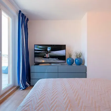 Sea View Art Penthouse *